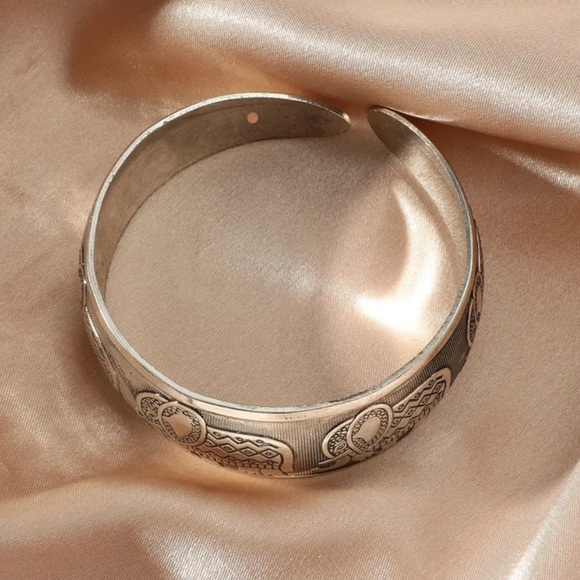 Antique Silver Elephant Bracelet - Picture 5 of 5